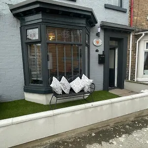 House Located Centrally For Up To 8 Guests , Scarborough United Kingdom